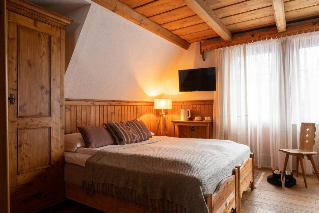 sypialnia z łóżkiem i telewizorem w pokoju w obiekcie Willa Staszelówka w Zakopanem