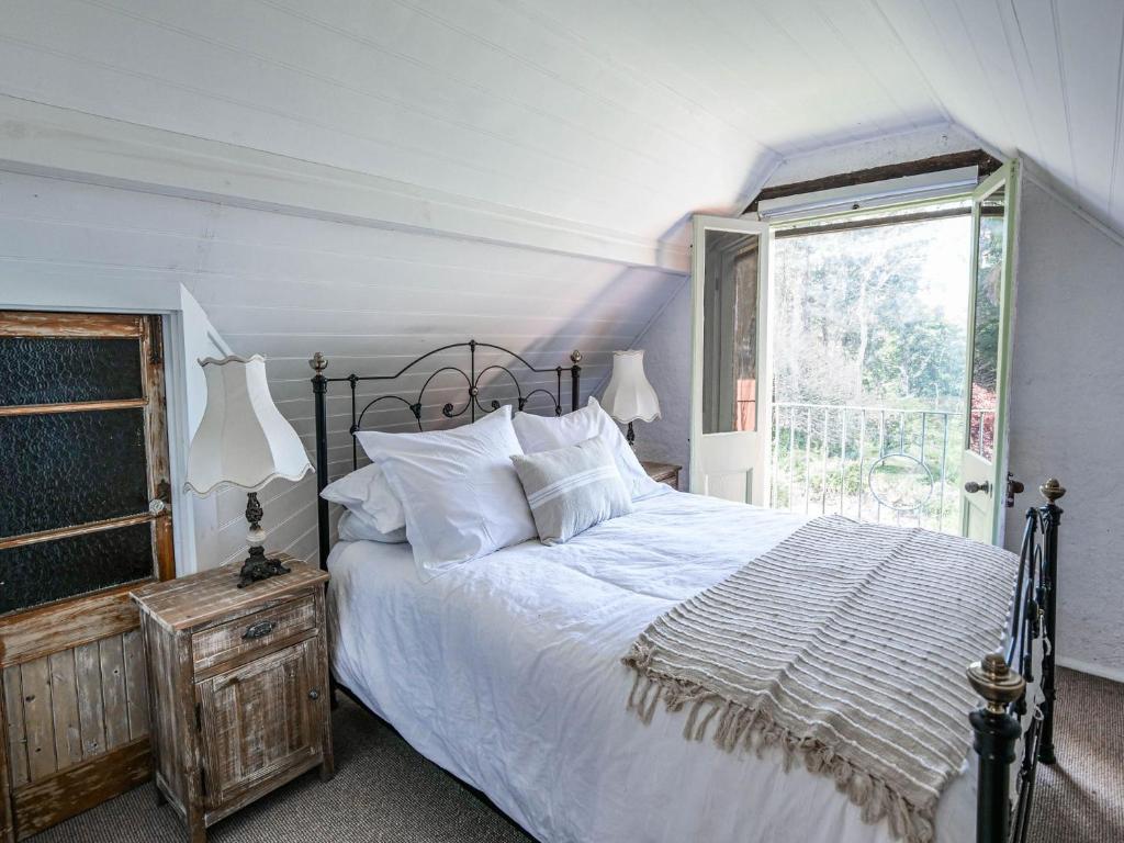 Un dormitorio con una cama grande y una ventana en Petana Farm Stay en Morton