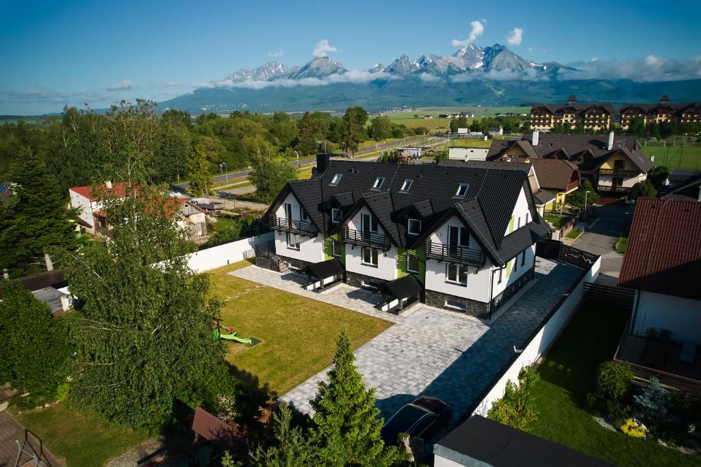 una vista aérea de una casa con montañas en el fondo en Double Floor Apartment With 2 Terraces en Veľká Lomnica