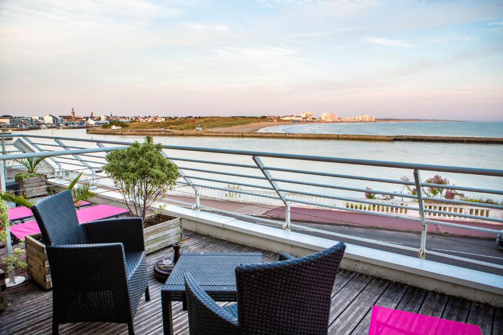 d'un balcon avec des chaises et une vue sur l'océan. dans l'établissement Sea View, à Saint-Gilles-Croix-de-Vie