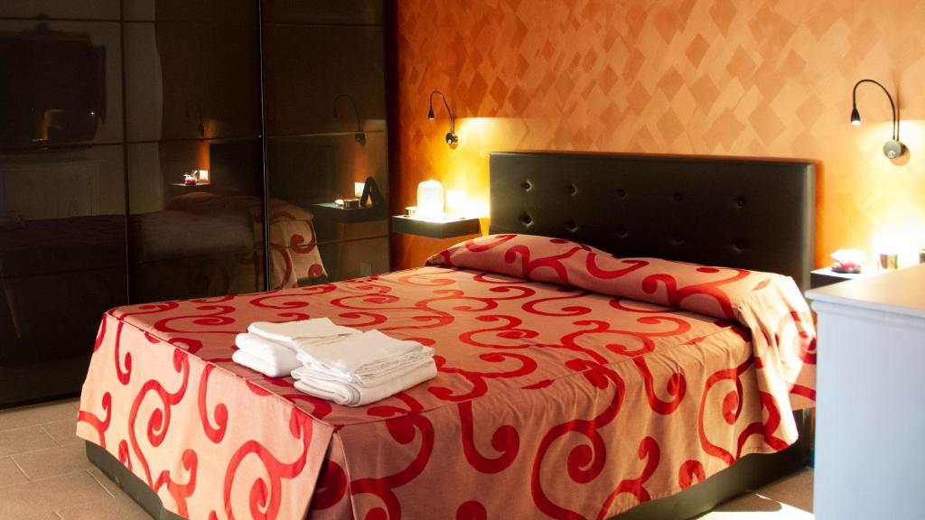 Una habitación de hotel con una cama con toallas. en Fly bed and breakfast, en Ancarano