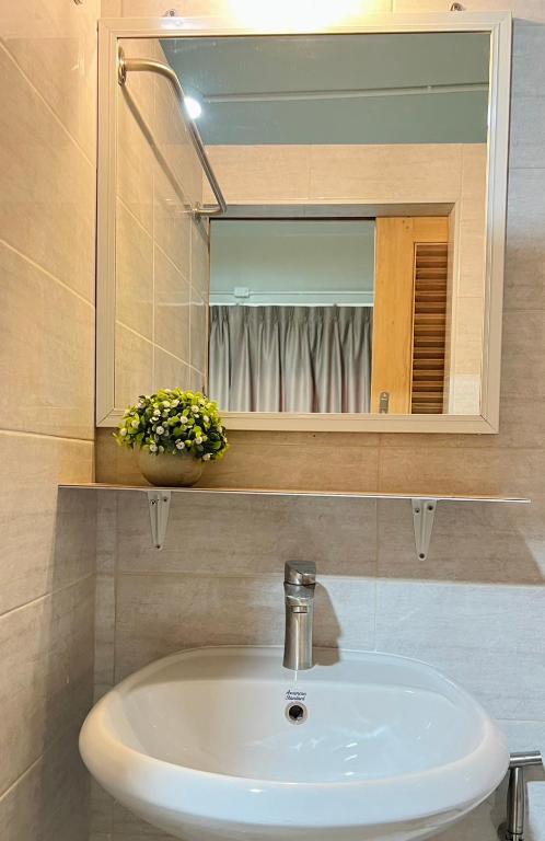 Koupelna v ubytování Muji Hotel KrabI