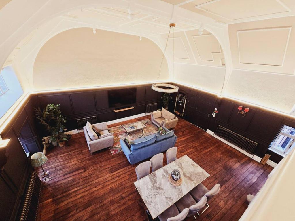 Posezení v ubytování Pass the Keys Unique town centre apartment with vaulted ceiling