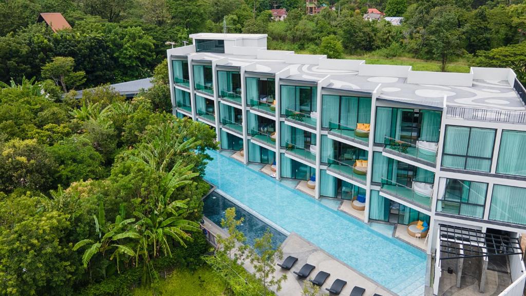 Ban Tha Maprang的住宿－Timberton Resort Khaoyai，享有带游泳池的建筑的空中景致
