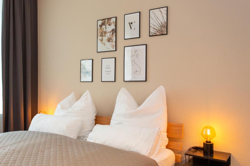 Hotel Das City-Appartment Zentrum West, a bedroom with a bed with white pillows at Das City-Appartment Zentrum West in Leipzig