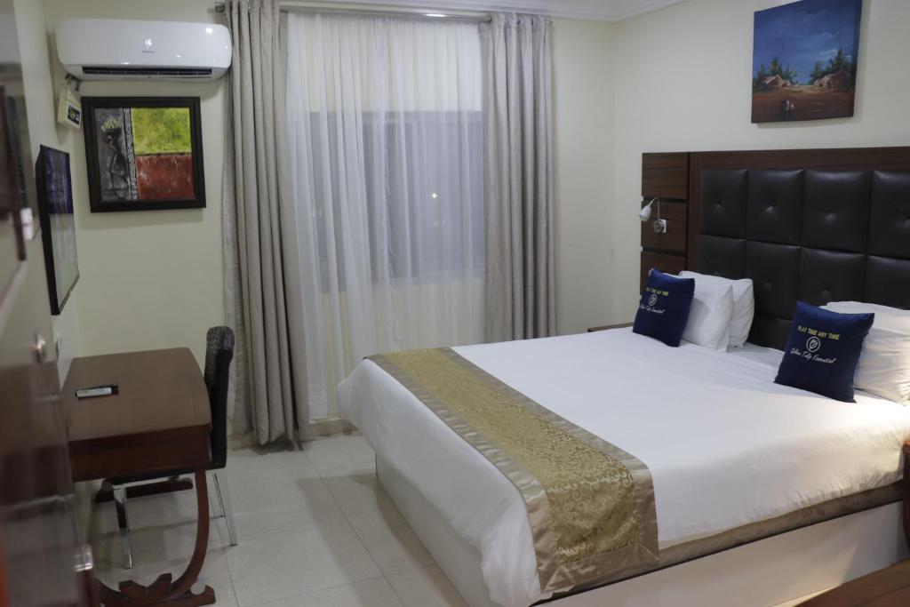 Postel nebo postele na pokoji v ubytování Golden Tulip Hotel- Evergreen Port Harcourt