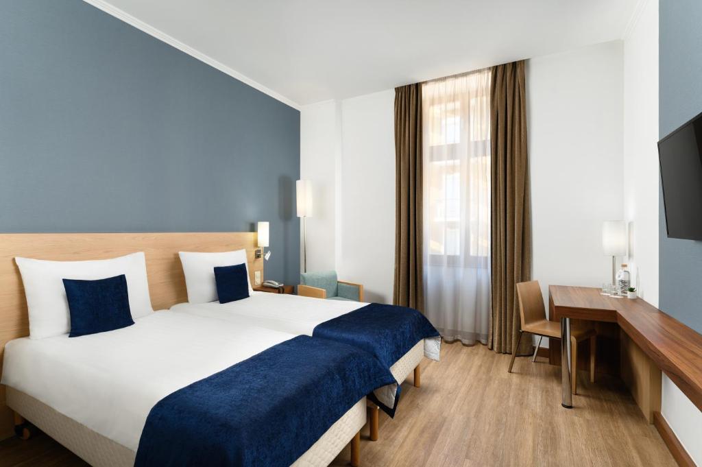 Кровать или кровати в номере Hotel Bristol Budapest