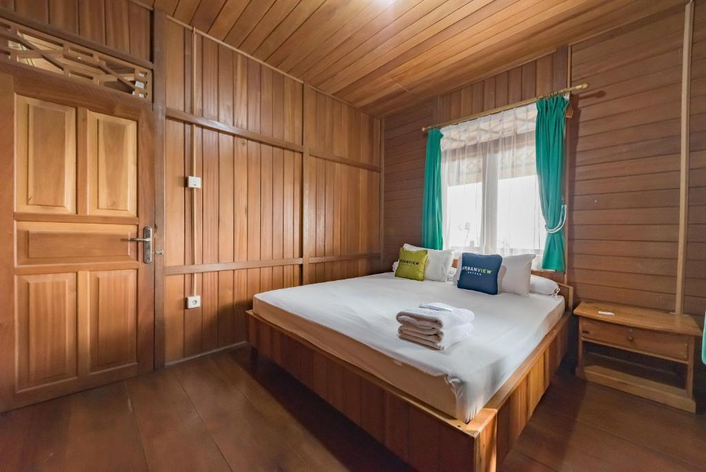Tempat tidur dalam kamar di Urbanview Resort Anty Cisarua Tugu Puncak by RedDoorz