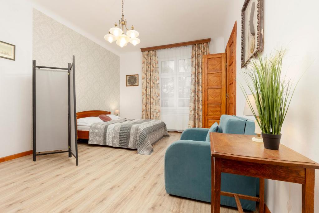 Ένα ή περισσότερα κρεβάτια σε δωμάτιο στο Vintage Apartments Warsaw Praga by Renters