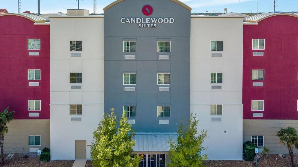 un edificio con un cartel en el costado en Candlewood Suites San Antonio Downtown, an IHG Hotel en San Antonio