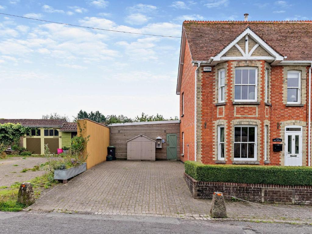 une maison en briques avec une allée et un garage dans l'établissement 3 Bed in Gillingham 53854, à Gillingham