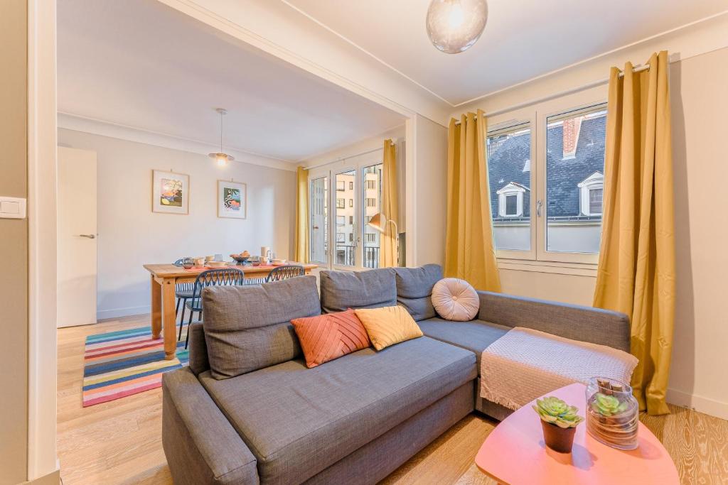 un salon avec un canapé et une table dans l'établissement Le Chapeau-Rouge - Au Cœur de Nantes, à Nantes