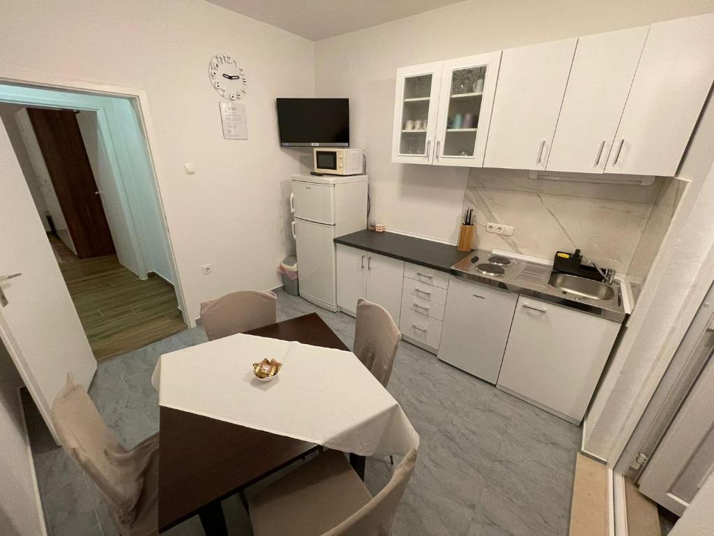 Kuchyň nebo kuchyňský kout v ubytování Apartments TOM