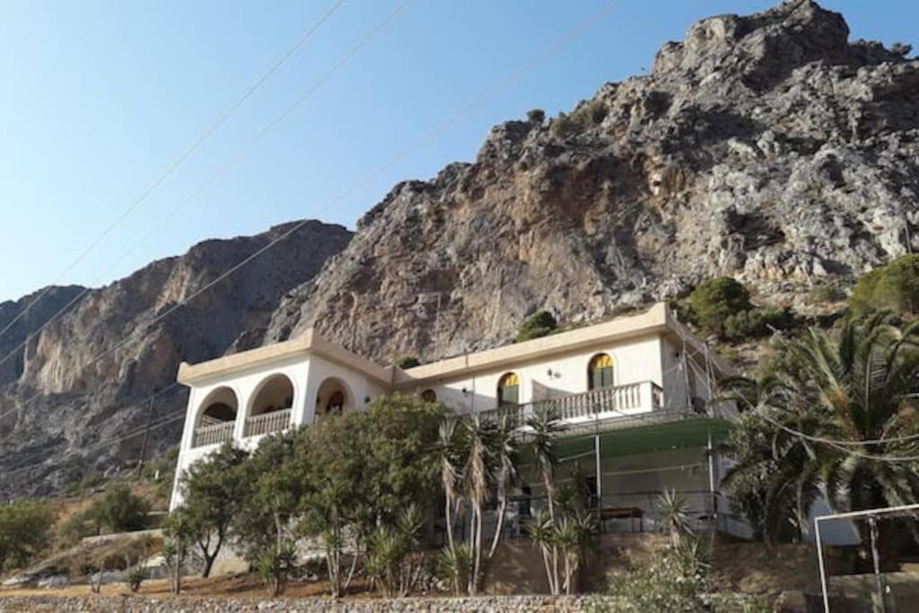 una casa al lado de una montaña en Villa Arginonta, en Kalymnos