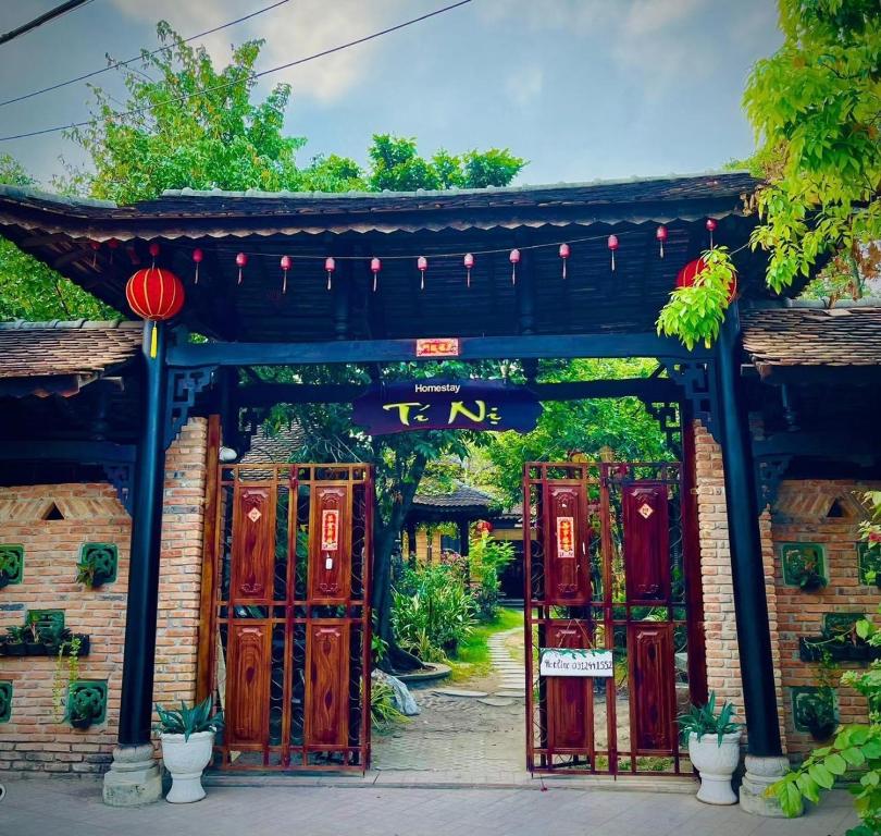una entrada a un templo con puertas rojas en Homestay Tí Nị, en Tây Ninh