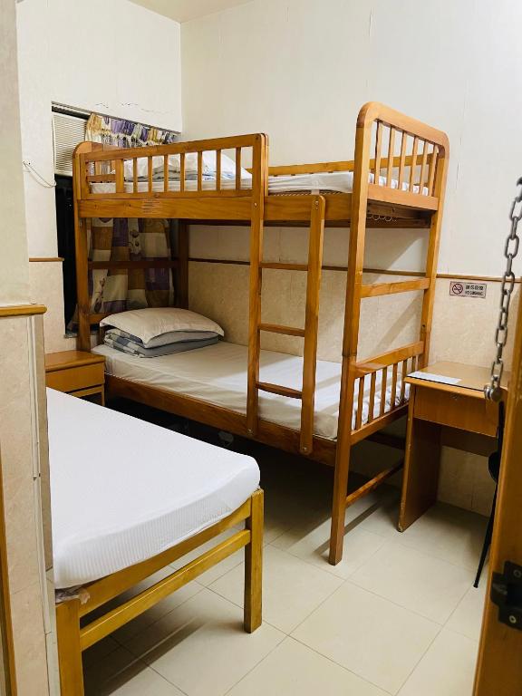 Giường trong phòng chung tại Johnson Hostel