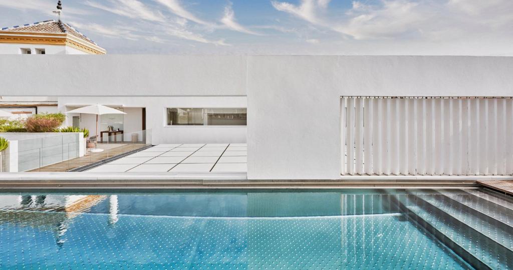 Bazén v ubytovaní Hotel Mercer Sevilla 5 GL alebo v jeho blízkosti