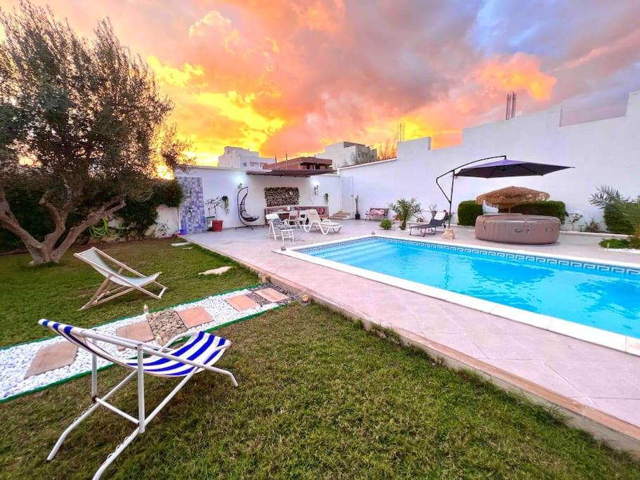 Πισίνα στο ή κοντά στο Splendide villa avec piscine, jacuzzi et jardin