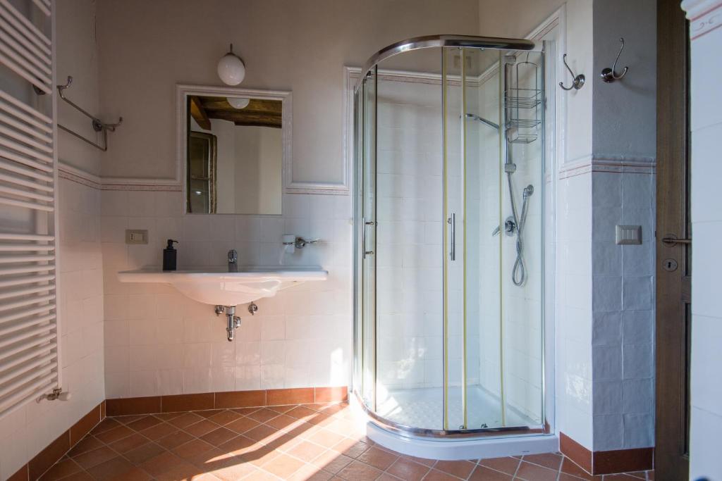 łazienka z przeszkloną kabiną prysznicową i umywalką w obiekcie Villa Sardini w Lukce
