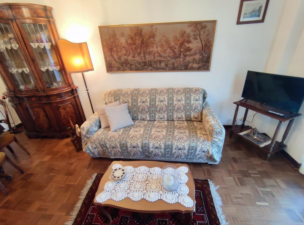 - un salon avec un canapé et une table dans l'établissement Casa Albina, à Rapallo
