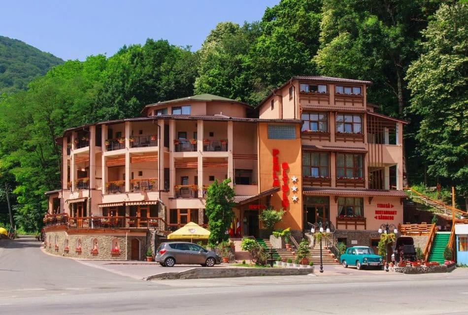 Nespecifikovaný výhled na hory nebo výhled na hory při pohledu z hotelu