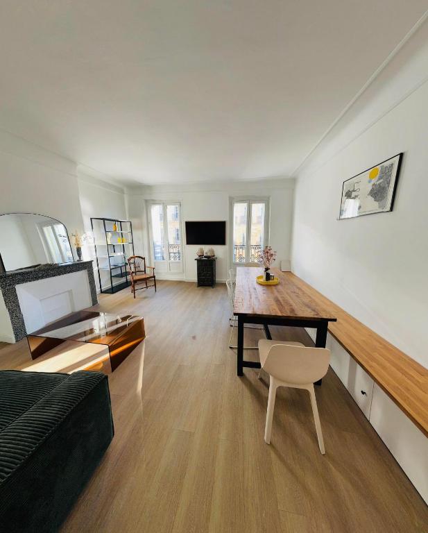 un salon avec une table et un canapé dans l'établissement Le poulpe du port, à Marseille