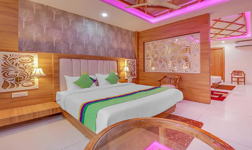 Postel nebo postele na pokoji v ubytování Treebo Tropical Roots, Bhupatwala Haridwar