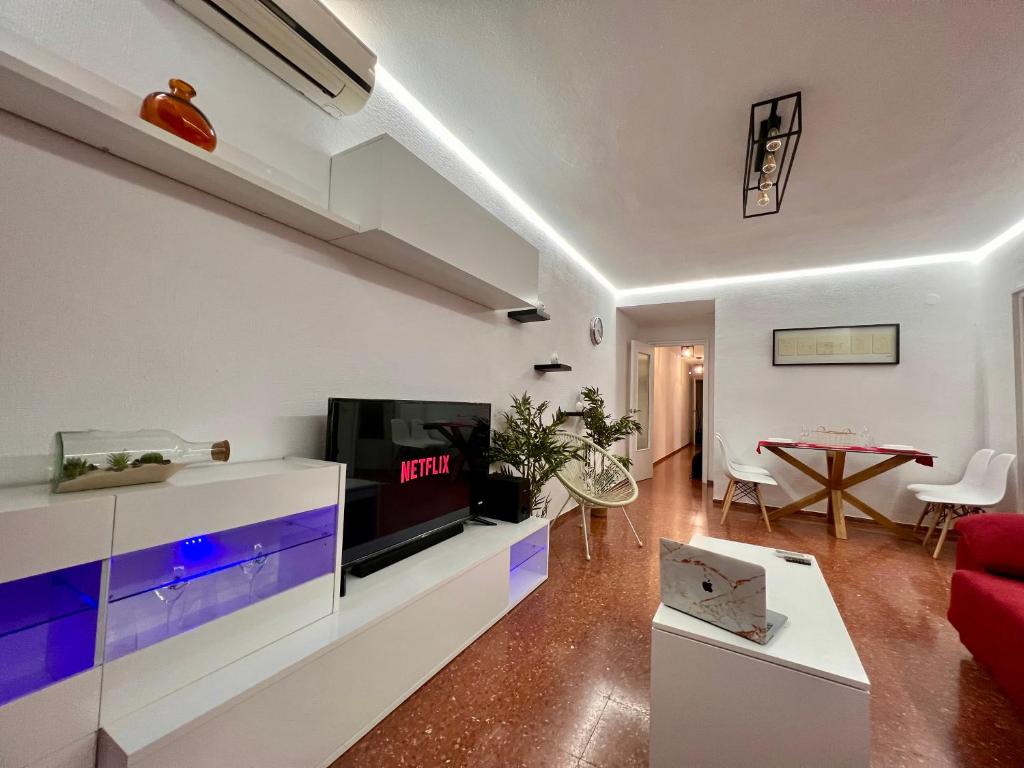 Televízia a/alebo spoločenská miestnosť v ubytovaní Amplio apartamento familiar con parking privado en pleno centro de Córdoba
