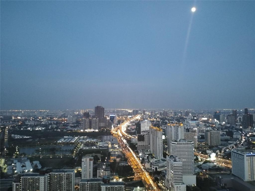 Daireden çekilmiş Bangkok şehrinin genel bir manzarası veya şehir manzarası