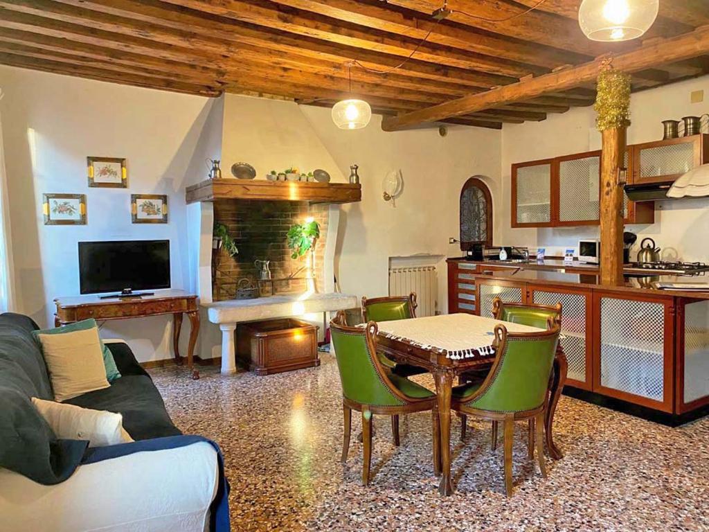 un soggiorno con tavolo e sedie e una cucina di Ca' Nadia Apartment a Venezia