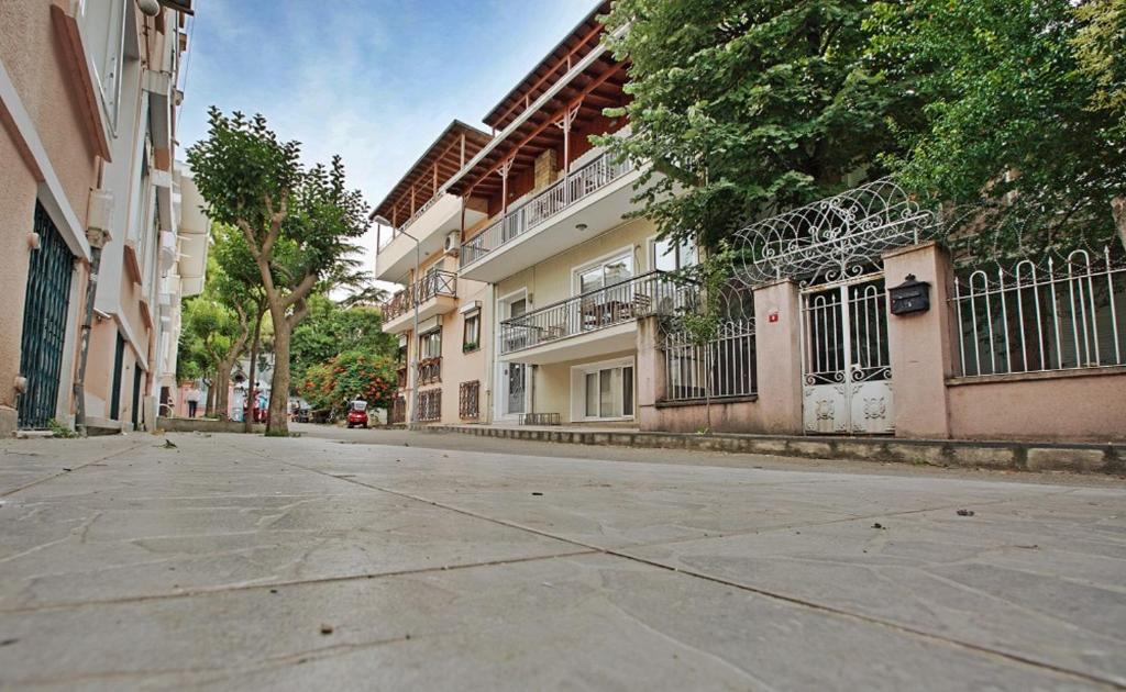 an empty street in front of some buildings at Yeni Apart Hotel in Buyukada