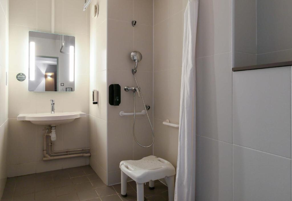 B&B HOTEL Marseille Euromed - Chambre Double - Accès Personnes Handicapées