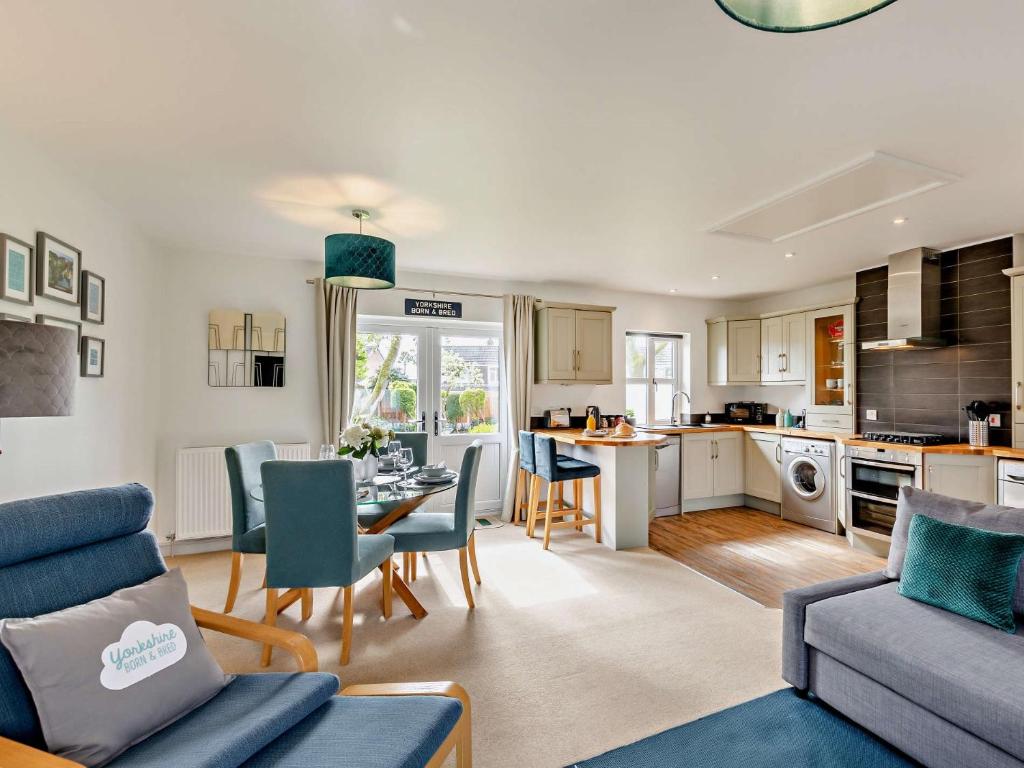 een keuken en een woonkamer met een tafel en stoelen bij 1 bed property in Harrogate North Yorkshire HH097 in Harrogate