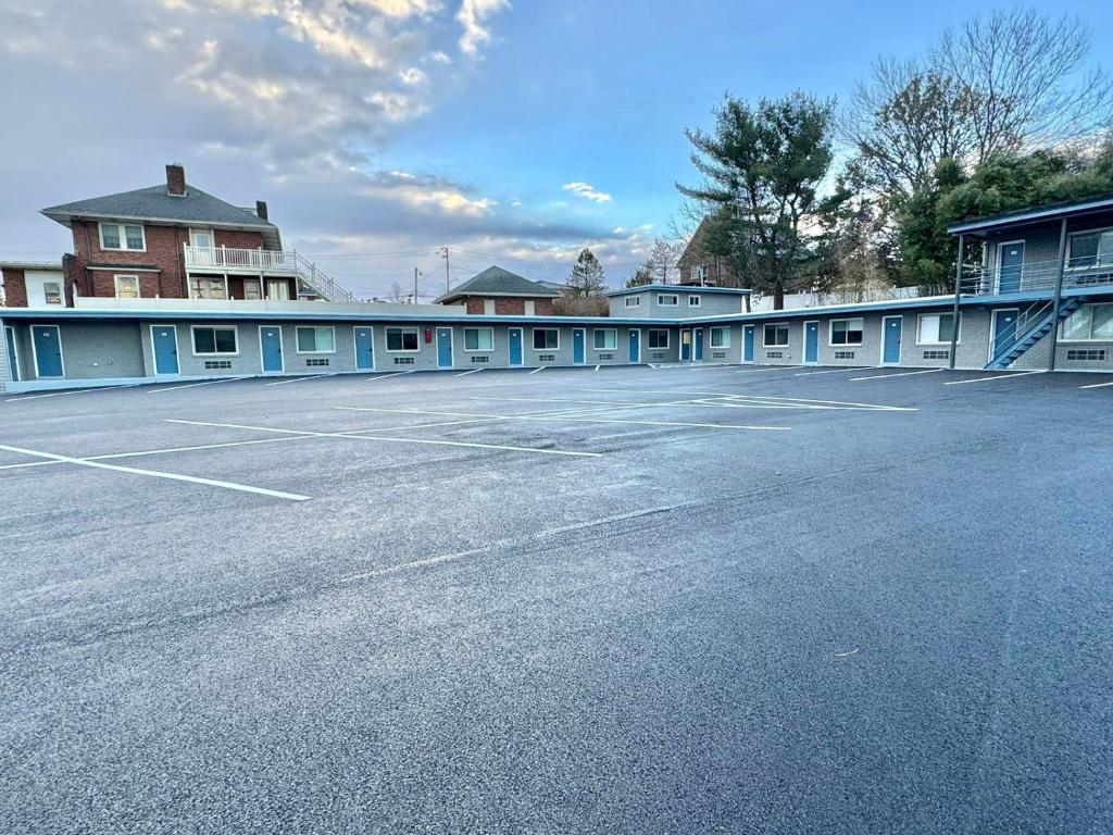 ein leerer Parkplatz vor einem Gebäude in der Unterkunft Residency Inn & Studios in Waynesburg