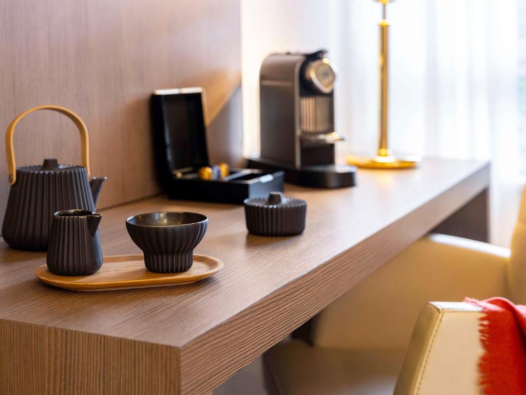 Příslušenství pro přípravu čaje a kávy v ubytování Mercure Hotel Forbach Centre de Loisirs