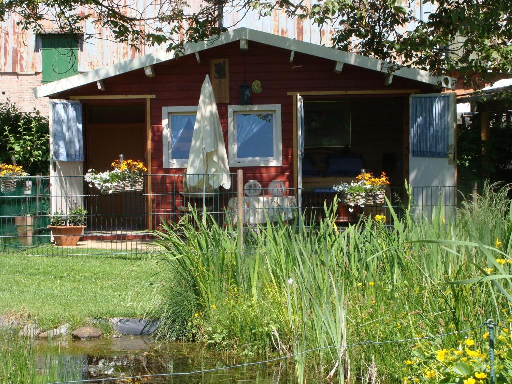 uma pequena casa com um lago em frente em NEU! Anitas Ostseefewo Nähe Lübeck em Zarpen