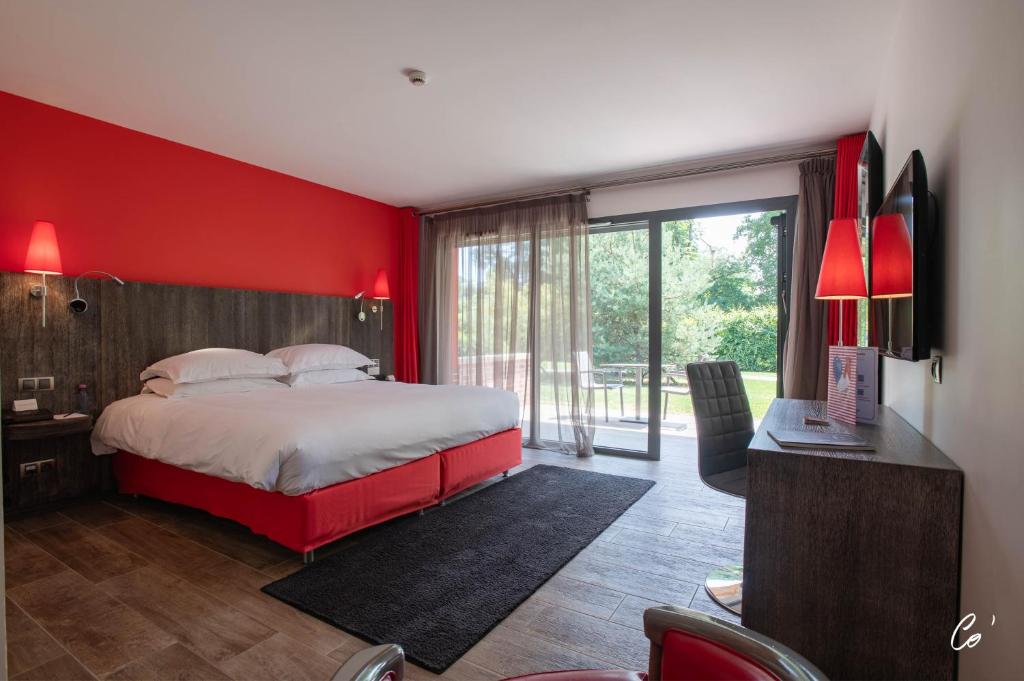 Postel nebo postele na pokoji v ubytování Hôtel du Bois Blanc Domaine d'Epeyssoles Georges Blanc