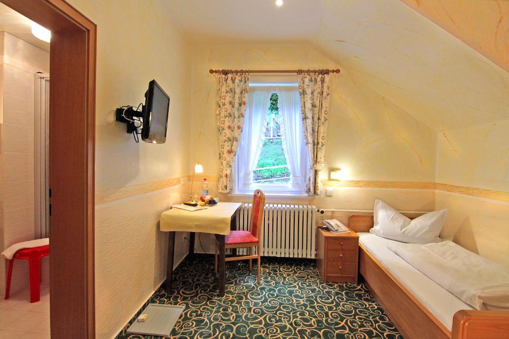 Postel nebo postele na pokoji v ubytování Hotel Weingärtner