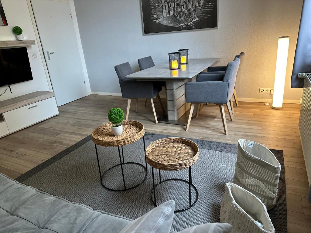 een woonkamer met een tafel en stoelen bij Live to Lion in Braunschweig