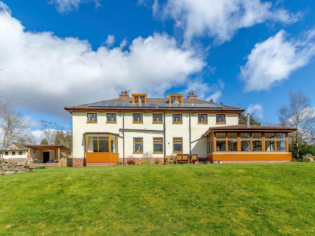 una gran casa en un campo de hierba con un cielo azul en 5 bed in West Linton 81467 en West Linton