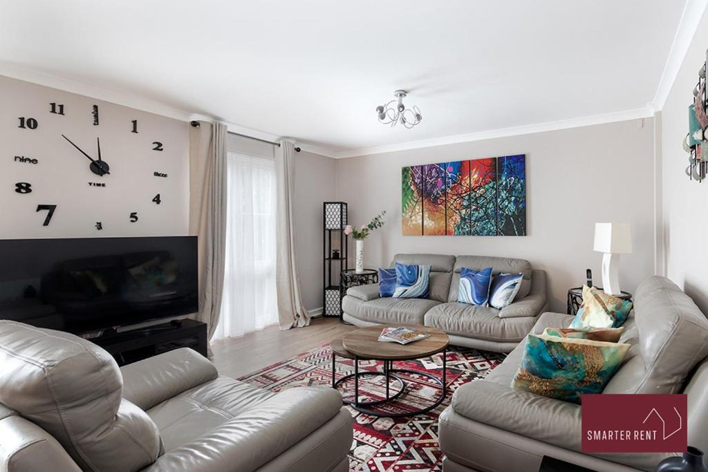 Windsor- Spacious Three Bedroom Flat