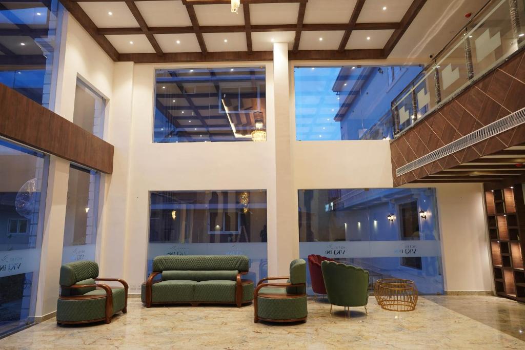 Alwaye的住宿－HOTEL VKJ INN Aluva，大楼内一个带沙发和椅子的大堂