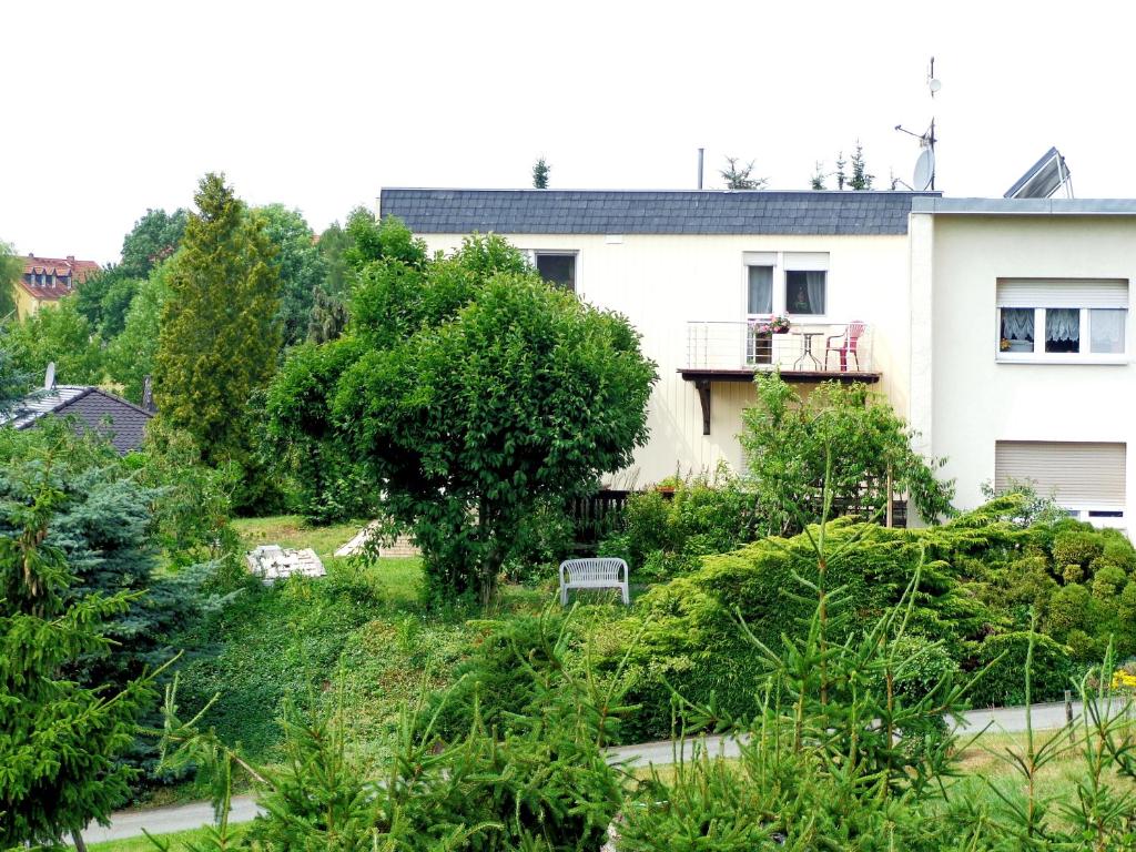 une maison avec un jardin en face dans l'établissement Pension Sonnenhügel, à Markersdorf