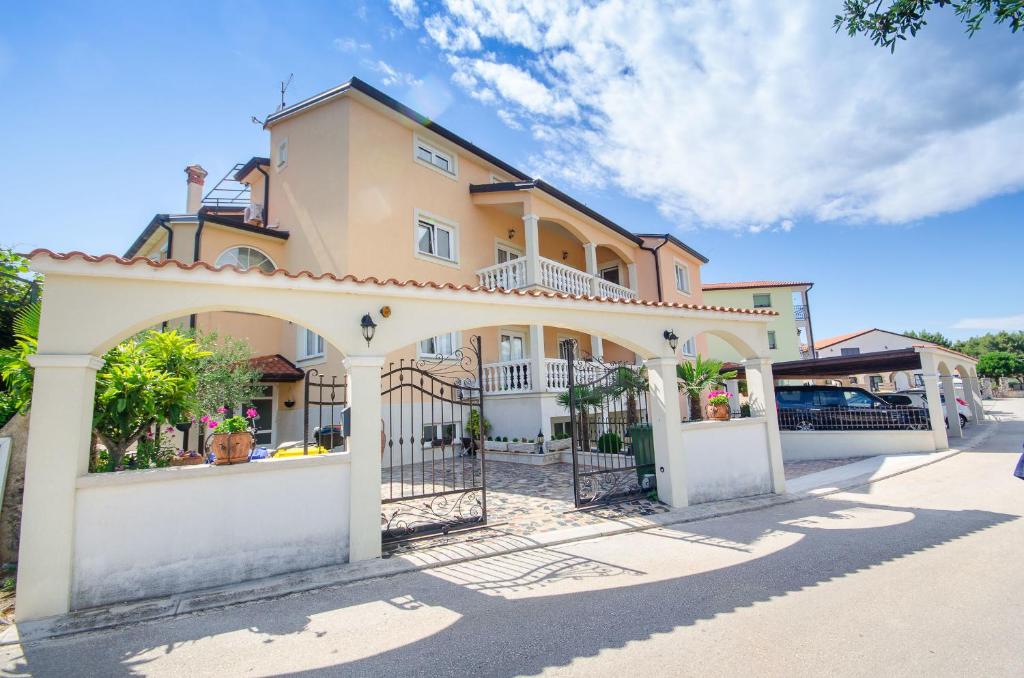 una casa grande con una puerta delante de ella en Apartments Villa Amfora, en Rovinj