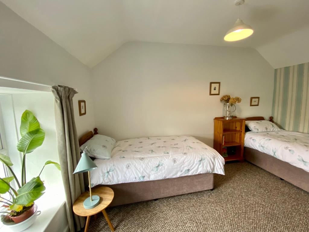 Postel nebo postele na pokoji v ubytování Charming coastal cottage - pet friendly!