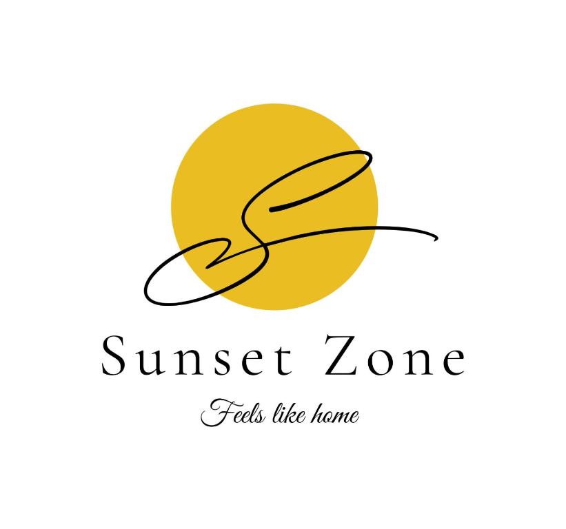 ein Logo für die Sonnenuntergangszone füttert das Haus in der Unterkunft Apartment Sunset Zone - Feels like home 