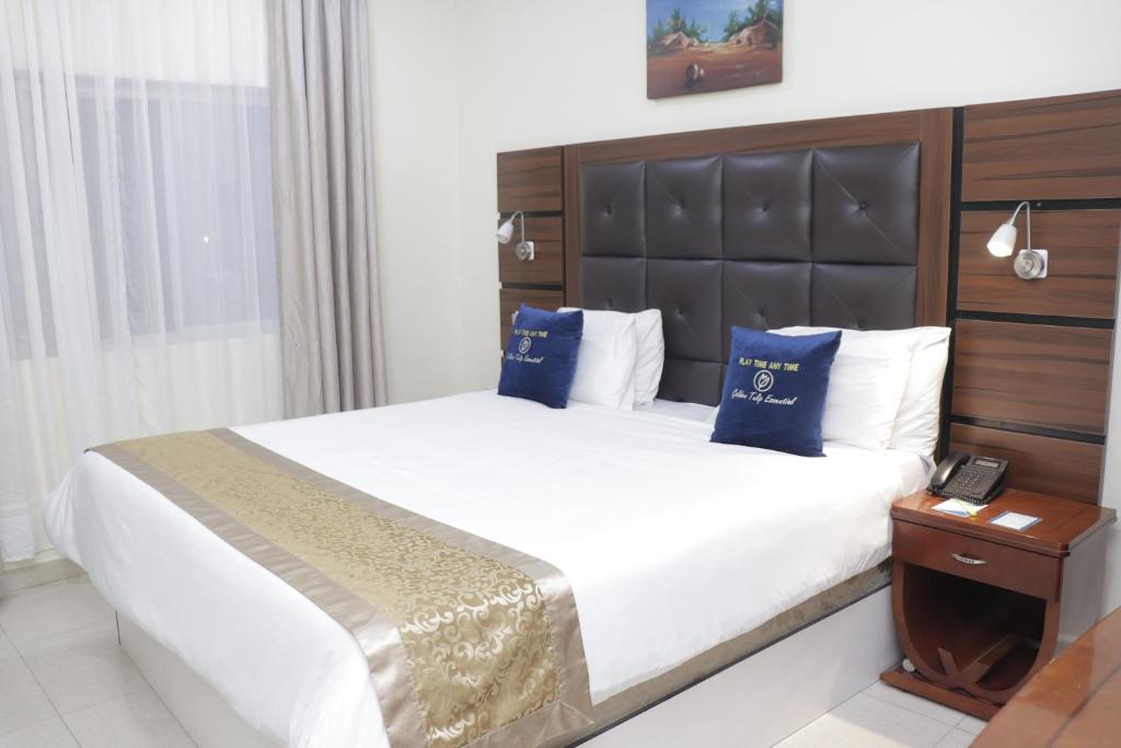 Postel nebo postele na pokoji v ubytování Golden Tulip Hotel- Evergreen Port Harcourt