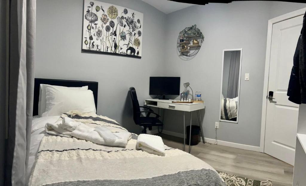 Vuode tai vuoteita majoituspaikassa Private cozy bedroom Wi-Fi Workspace