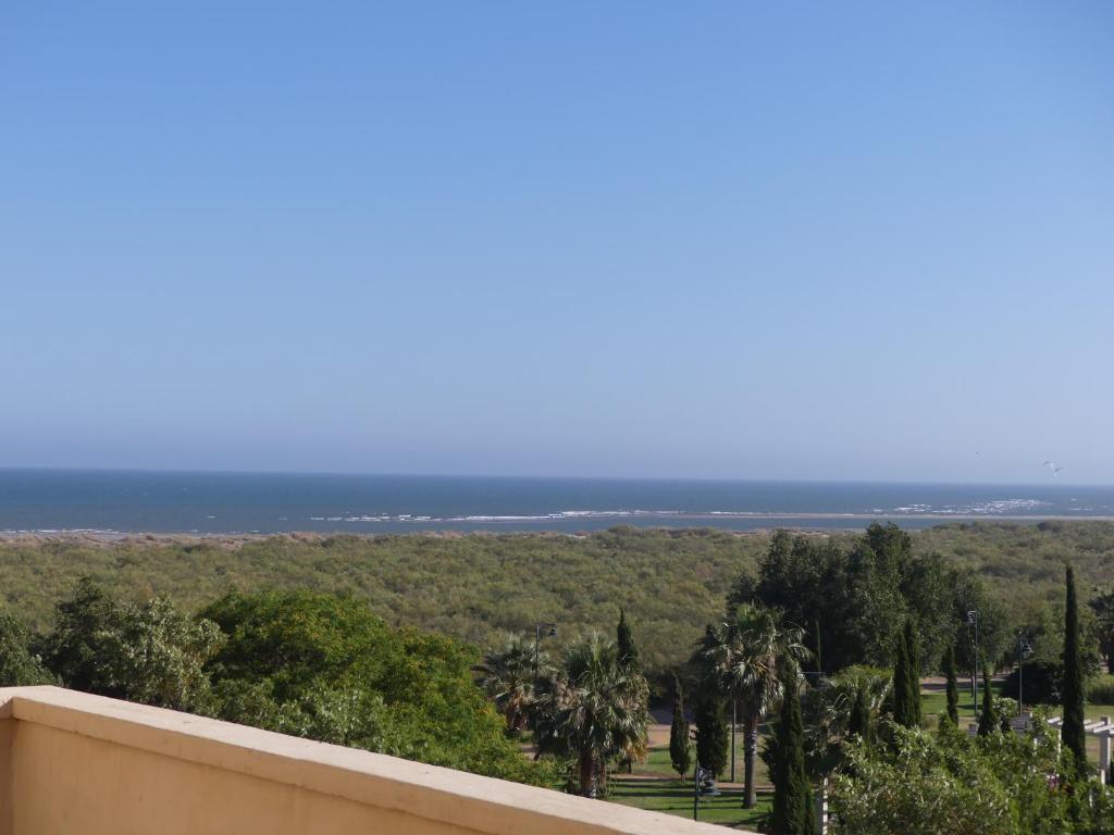 vistas al océano desde el balcón de un edificio en PRECIOSO ÁTICO VISTAS MAR Y MARISMAS, en Isla Canela