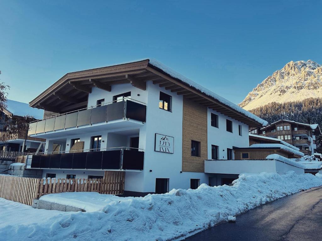 um edifício com neve ao lado em Kaiserresidenz Ellmau em Ellmau